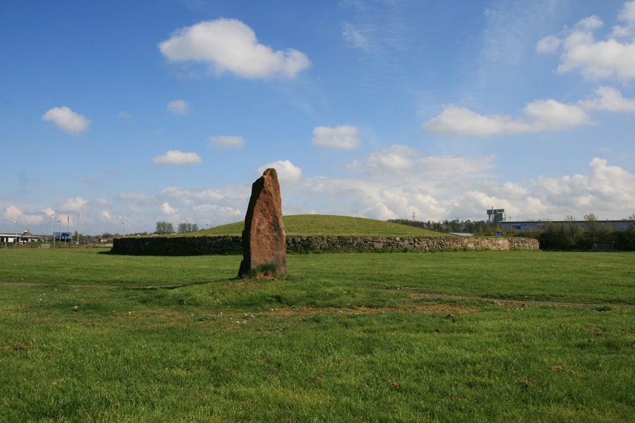 Huly Hill barrow and standing stones in Kirkliston, Midlothian Stravaiging around Scotland
